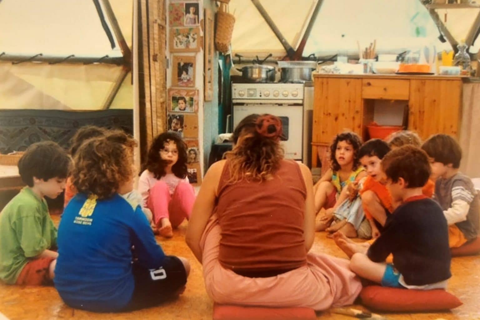 ילדים יושבים בתוך דום ולומדים