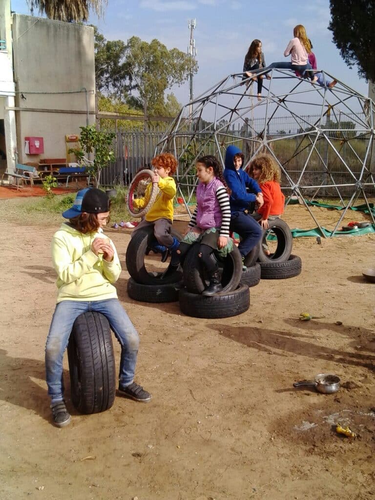 ילדים משחקים על צמיגים